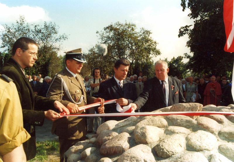 KKE 3314.jpg - Poświecenie symbolicznej mogiły pamięci zbrodni kresowej na cmentarzu komunalnym w Olsztynie, Olsztyn, 2003 r.